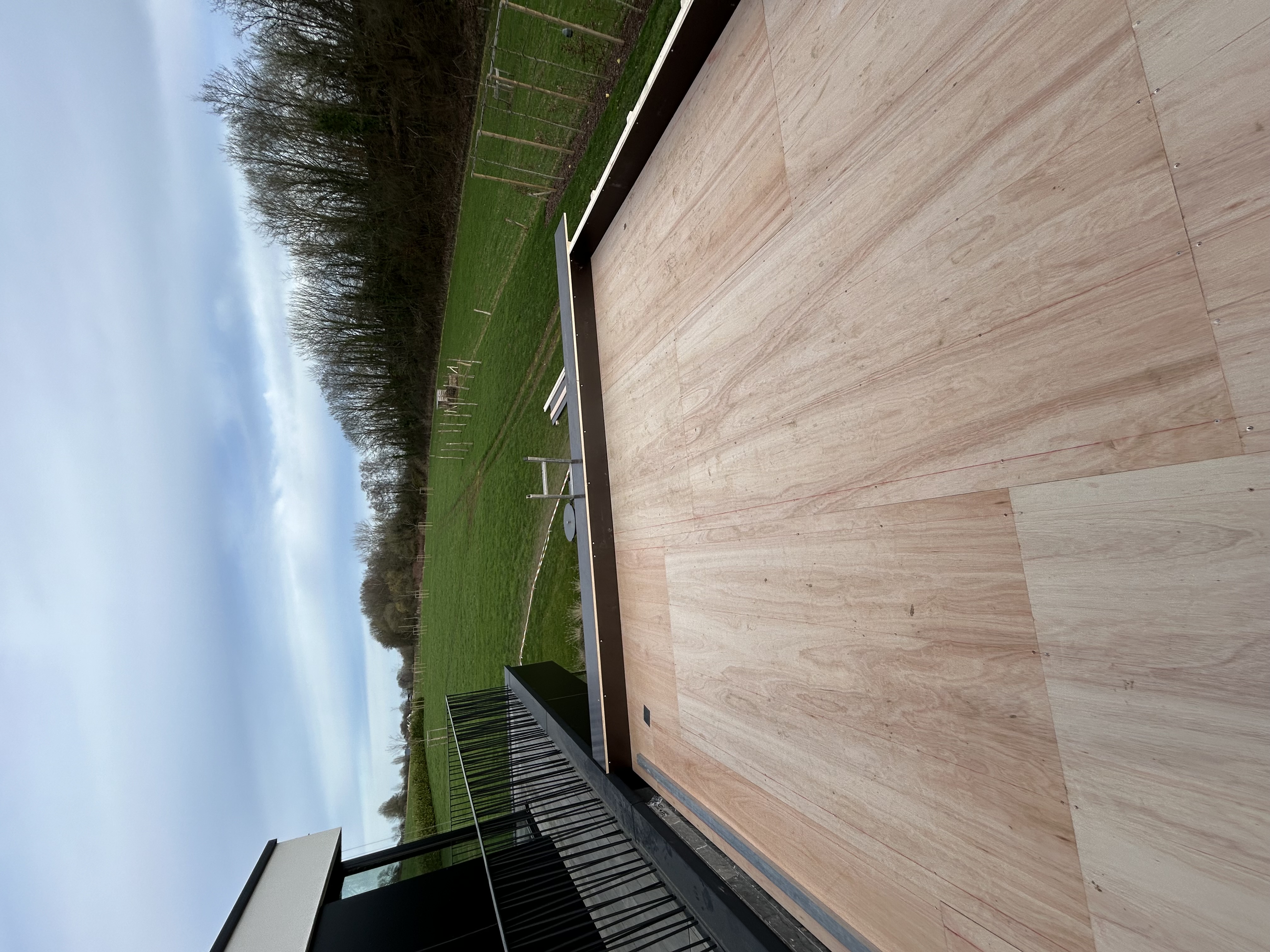 Menuiserie extérieure à Liège - Réalisation d'une terrasse en bois composite par Menuiserie Gibilaro